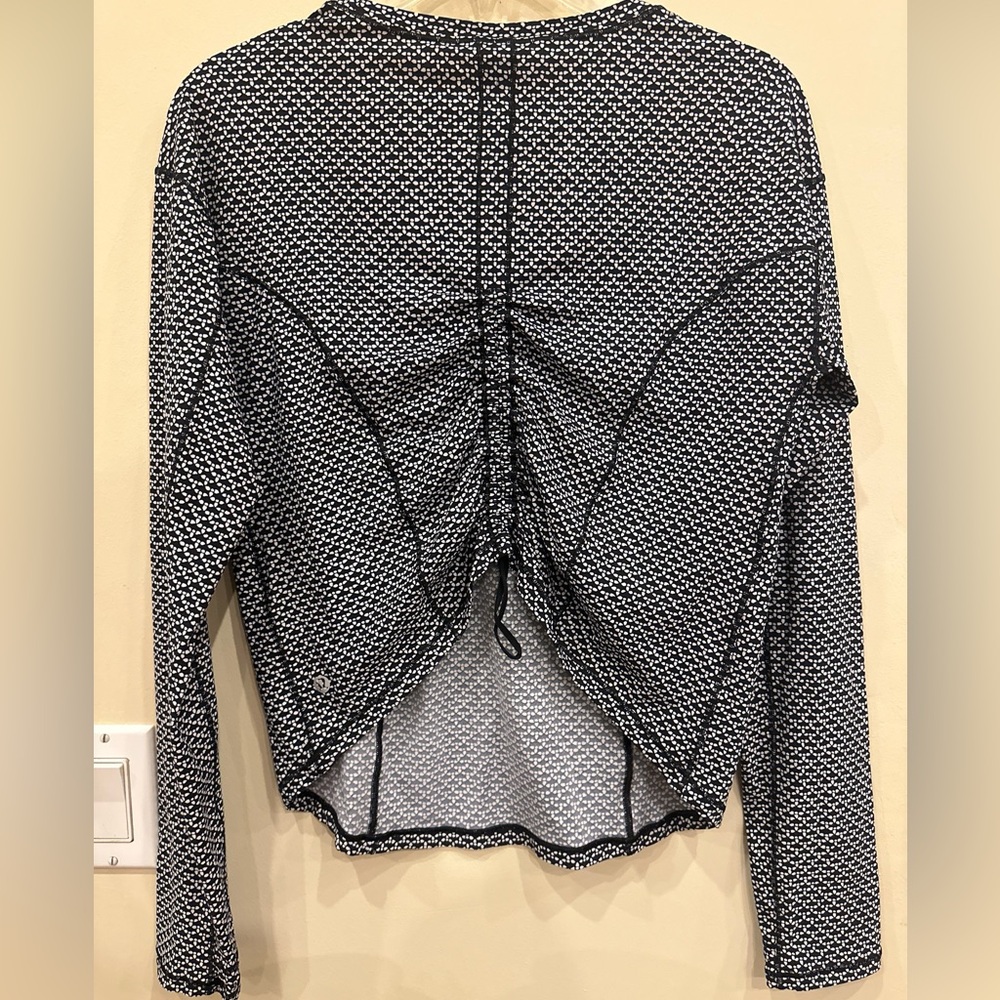 Black and white patterned lululemon long sleeve back detail shirt